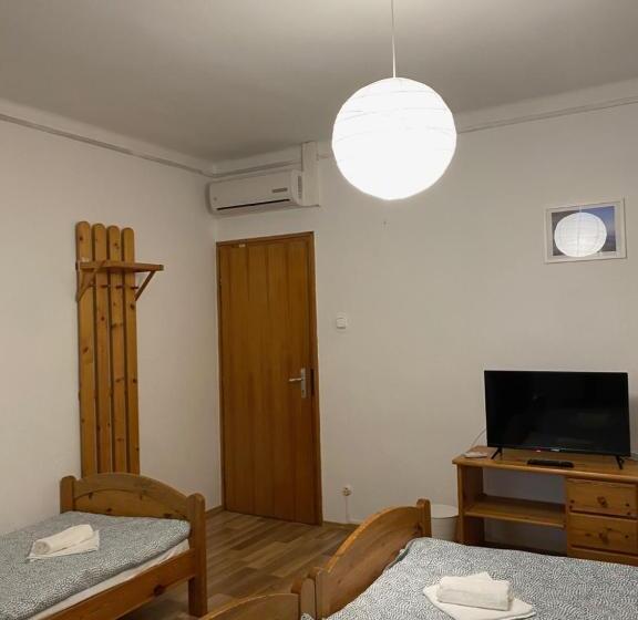اتاق خانوادگی با چشم‌انداز باغ, Global Apartmanház