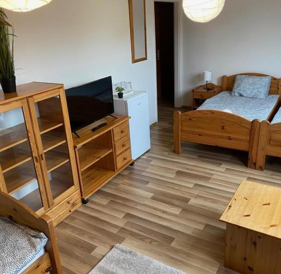 اتاق خانوادگی با چشم‌انداز کوه, Global Apartmanház
