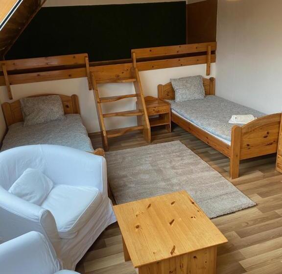 اتاق خانوادگی با چشم‌انداز کوه, Global Apartmanház