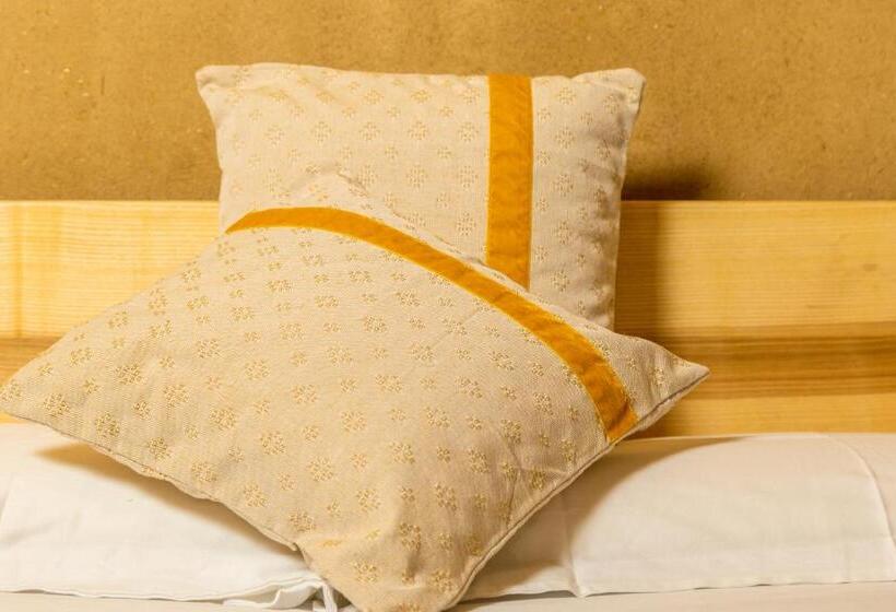 Номер Deluxe, Domu Bresca