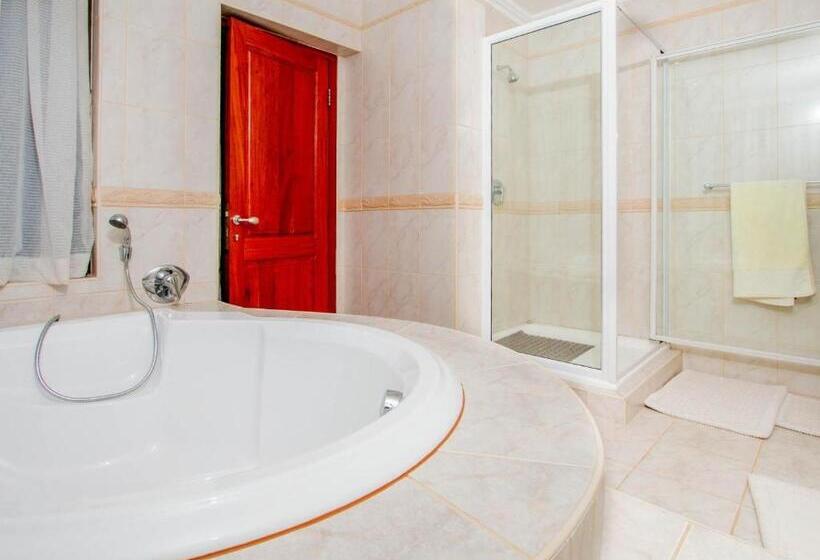 اتاق لوکس با تخت بزرگ, Bophirima Boutique