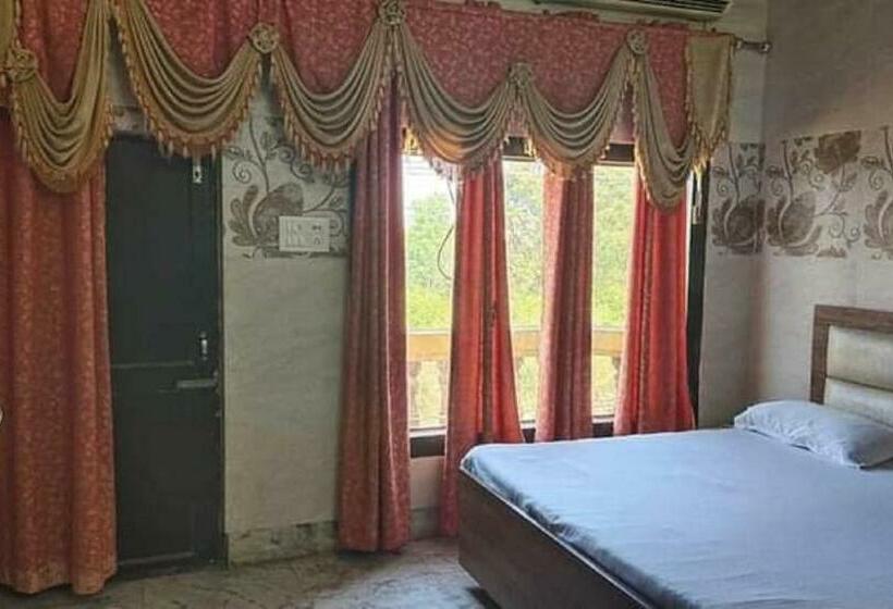 Quarto Deluxe, Ivy, Talwara