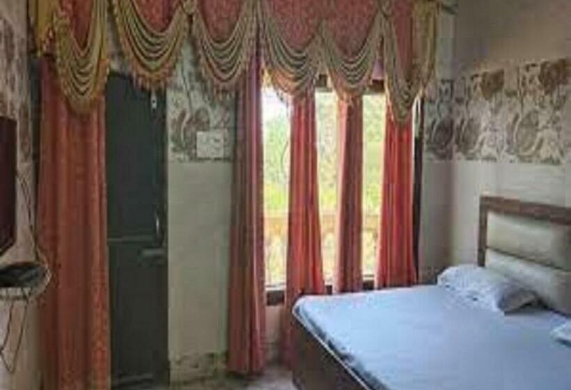 Quarto Deluxe, Ivy, Talwara