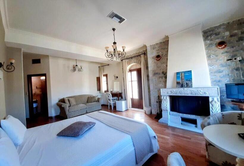 جناح جونيور, Areos Polis Boutique