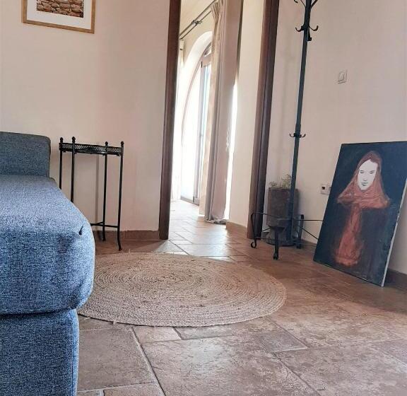 جناح, Areos Polis Boutique