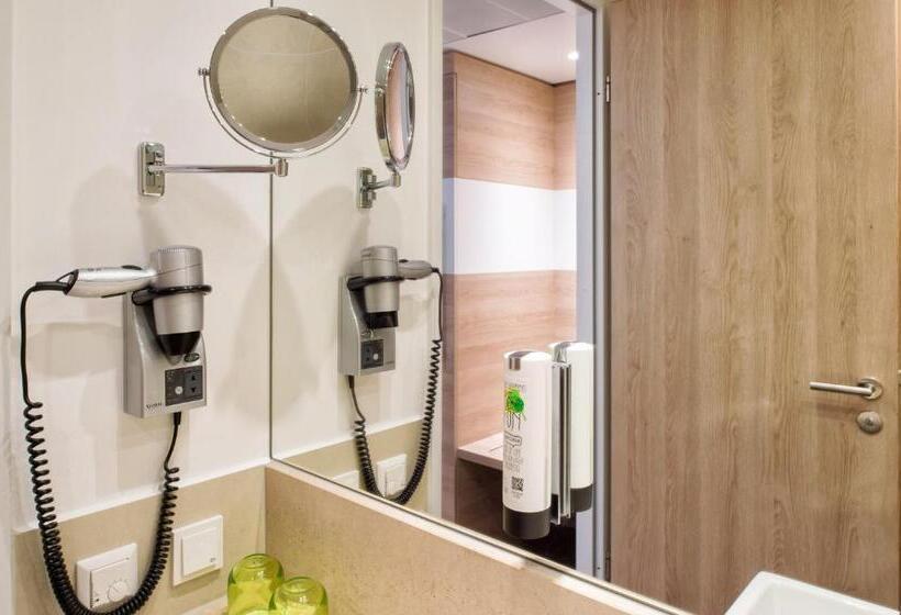带特大床的标准间, Holiday Inn Frankfurt Airport, An Ihg