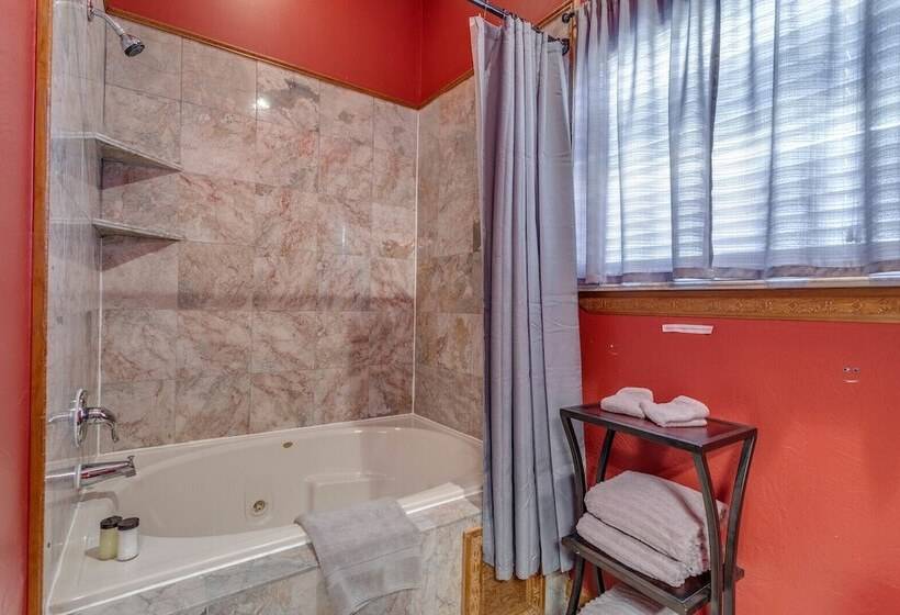 غرفة ديلوكس, The Whispering Pines Inn