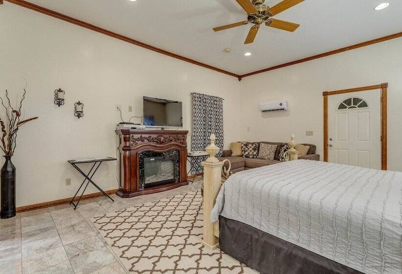 Номер Deluxe, The Whispering Pines Inn