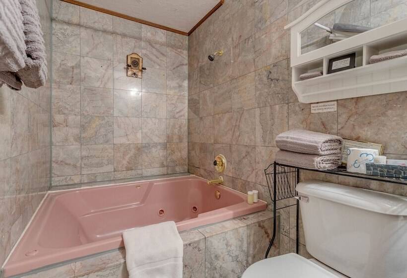 غرفة ديلوكس, The Whispering Pines Inn