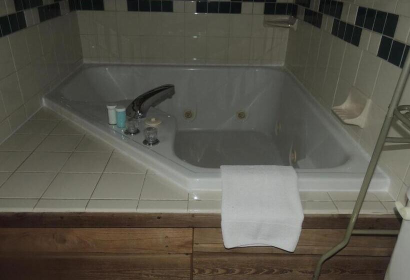 جناح ديلوكس, The Whispering Pines Inn