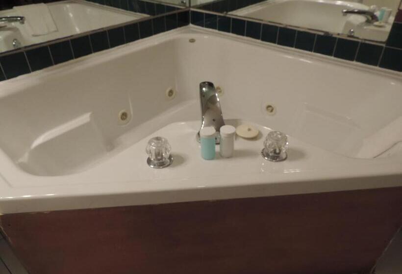 غرفة ديلوكس, The Whispering Pines Inn