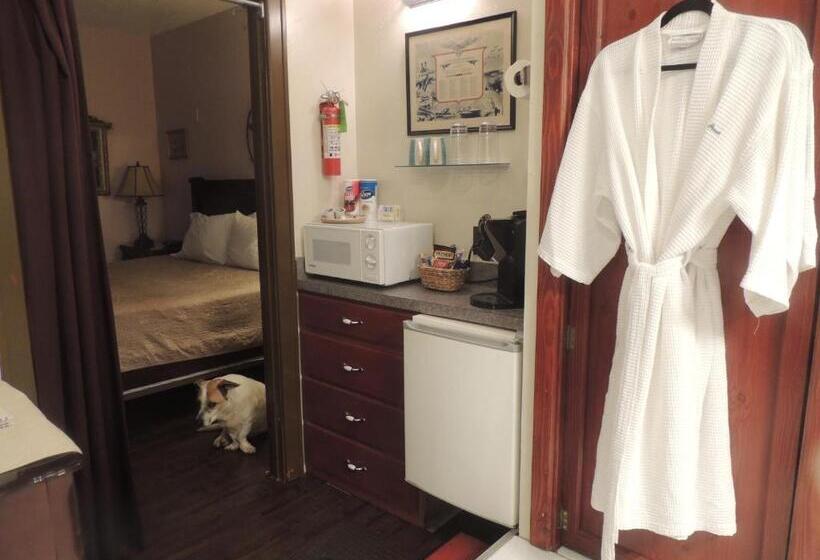 Номер Deluxe, The Whispering Pines Inn
