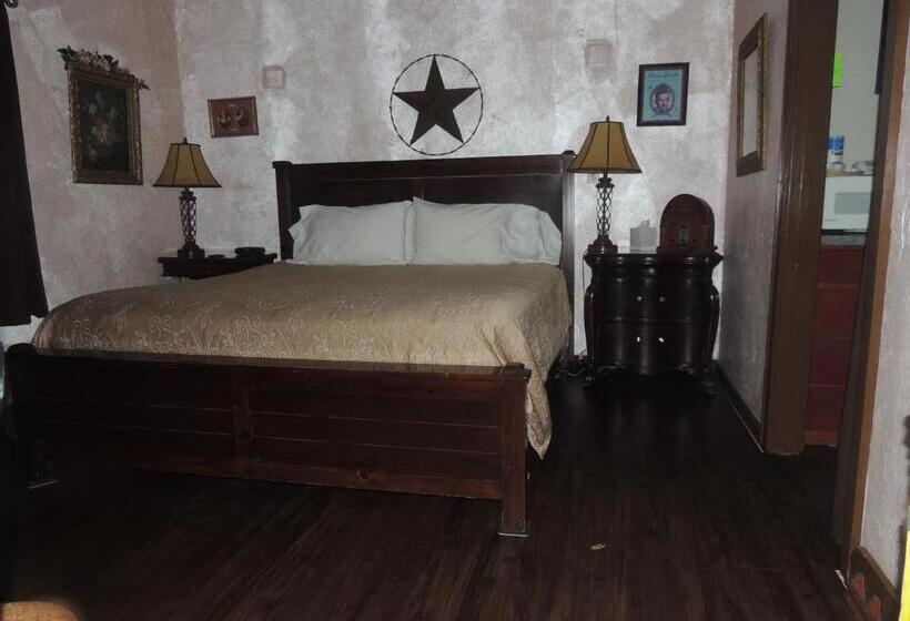 غرفة ديلوكس, The Whispering Pines Inn