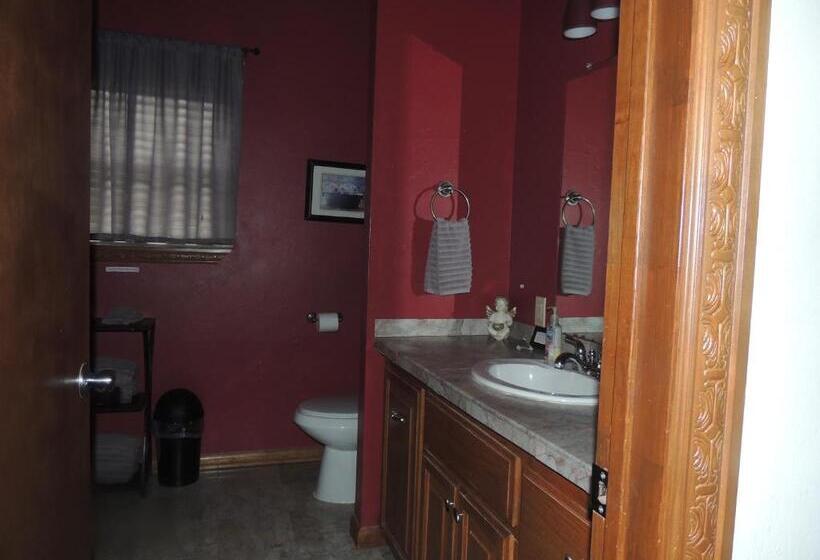 סוויטה דלוקס, The Whispering Pines Inn