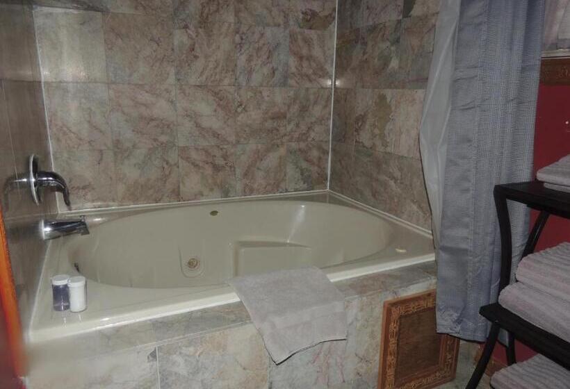 جناح ديلوكس, The Whispering Pines Inn