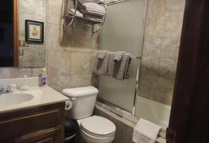 חדר דלוקס, The Whispering Pines Inn