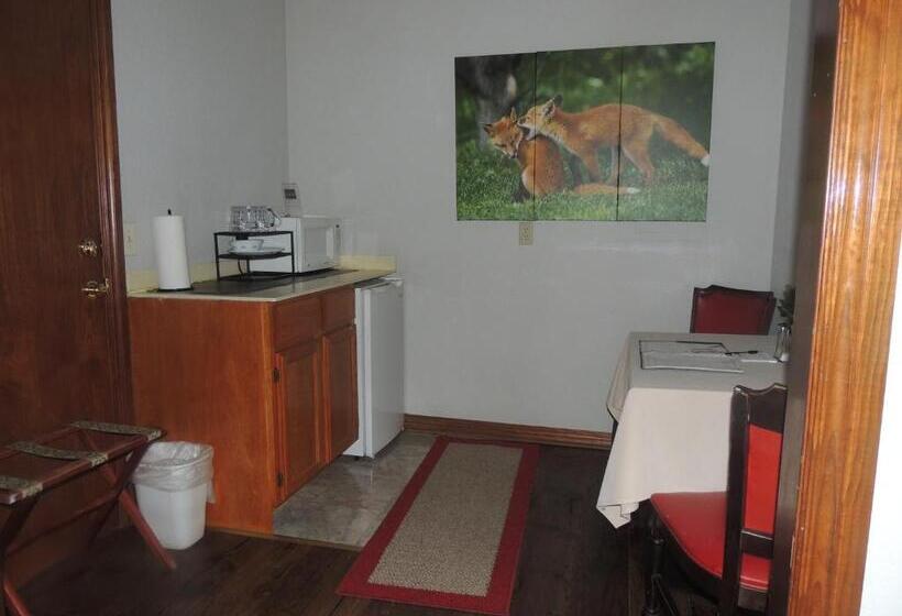 Номер Deluxe, The Whispering Pines Inn