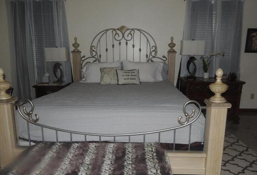 סוויטה דלוקס, The Whispering Pines Inn