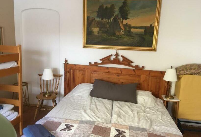 Семейный Номер Совместный Санузел, Sveriges Minsta Hotell! Hôtel Gruyère