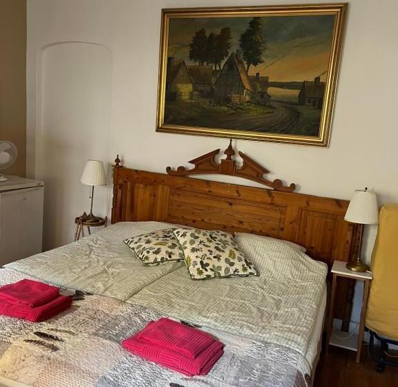 Семейный Номер Совместный Санузел, Sveriges Minsta Hotell! Hôtel Gruyère