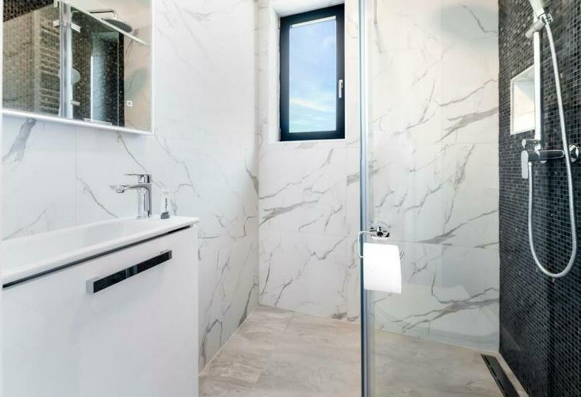 اتاق لوکس با بالکن و چشم‌انداز دریا, Boutique Residence Arion
