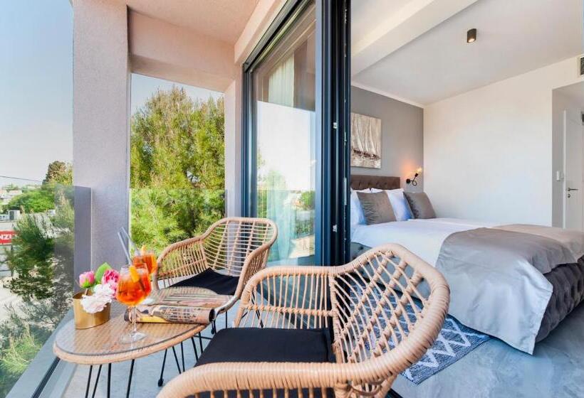 اتاق لوکس با بالکن و چشم‌انداز دریا, Boutique Residence Arion