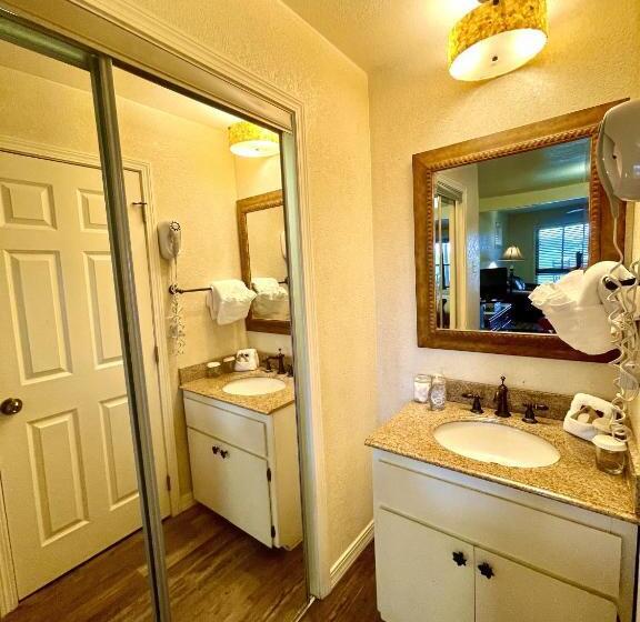 패밀리 룸, Lake View Queen Guest Room With Two Queens, Sleeper Sofa And Deck Overlooking Lake Ouachita, Hotel R