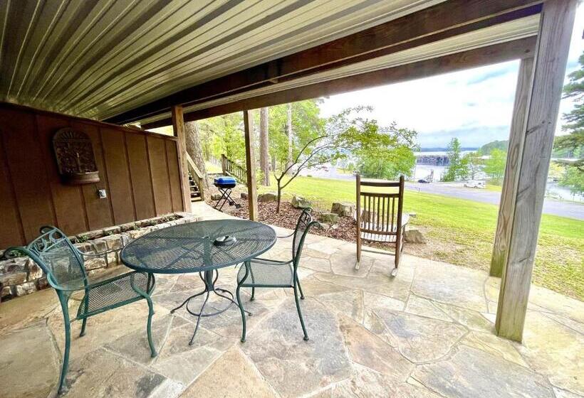 패밀리 룸, Lake View Queen Guest Room With Two Queens, Sleeper Sofa And Deck Overlooking Lake Ouachita, Hotel R