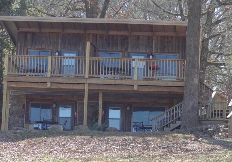 패밀리 룸, Lake View Queen Guest Room With Two Queens, Sleeper Sofa And Deck Overlooking Lake Ouachita, Hotel R