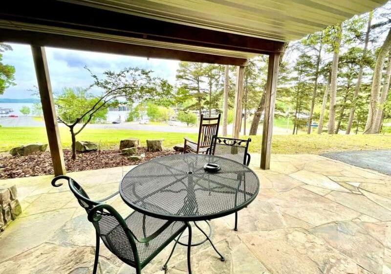 패밀리 룸, Lake View Queen Guest Room With Two Queens, Sleeper Sofa And Deck Overlooking Lake Ouachita, Hotel R