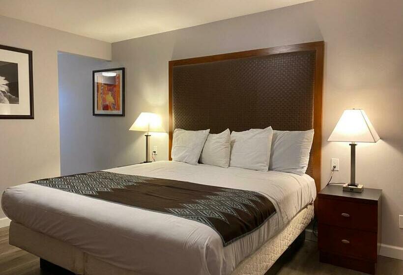 Номер Стандарт, Colonial Motel