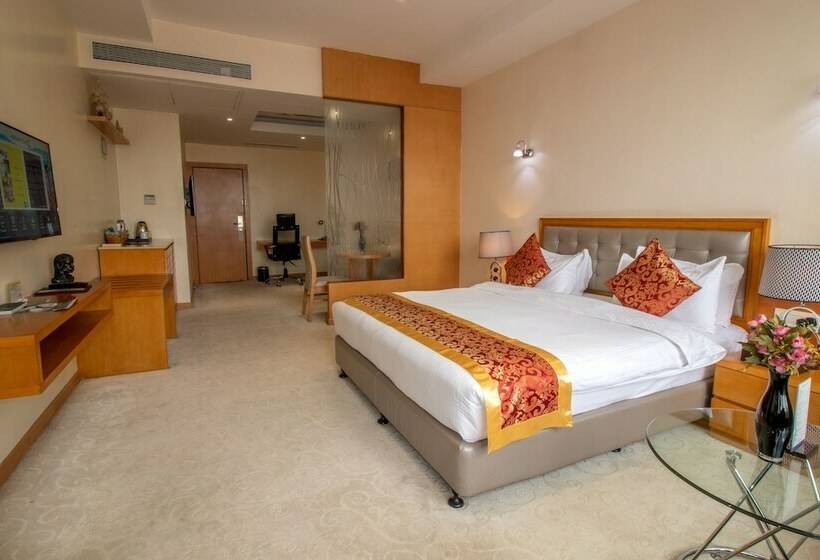 اتاق لوکس با چشم‌انداز شهر, Golden Tulip Westlands Nairobi