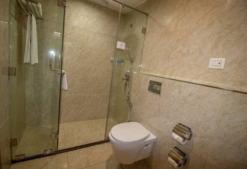 اتاق لوکس با چشم‌انداز شهر, Golden Tulip Westlands Nairobi