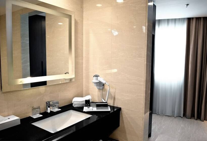 Номер Премиум, Melia Makassar