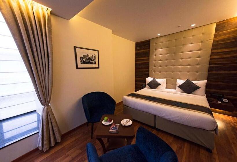استودیوی استاندارد, Connaught Royale