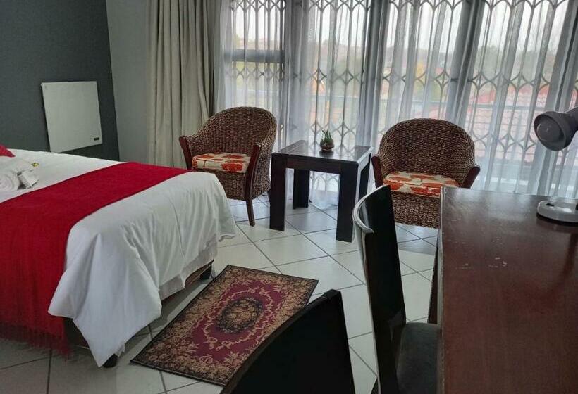 Номер Deluxe с Балконом, Realjoy Guest Suites