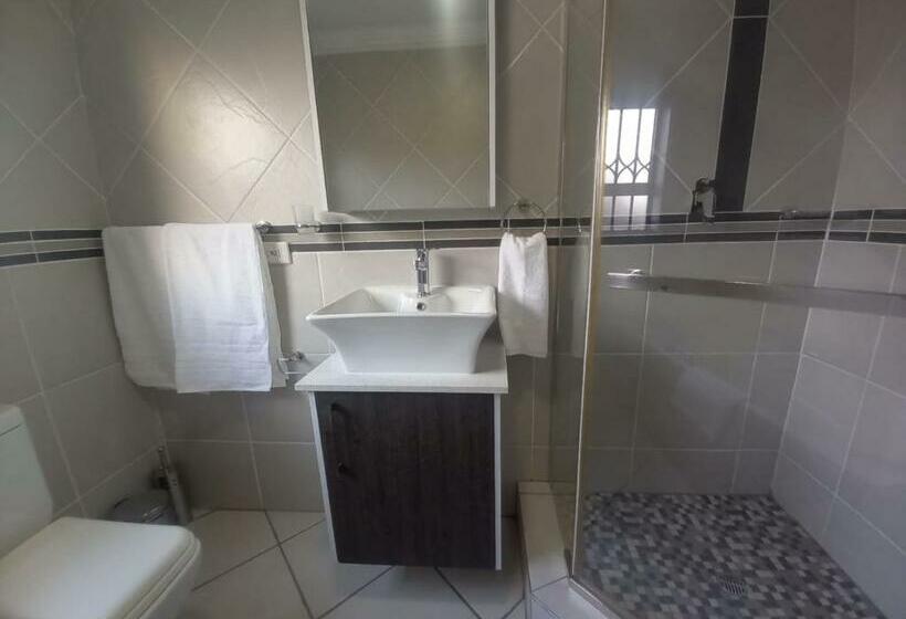 Номер Deluxe с Балконом, Realjoy Guest Suites