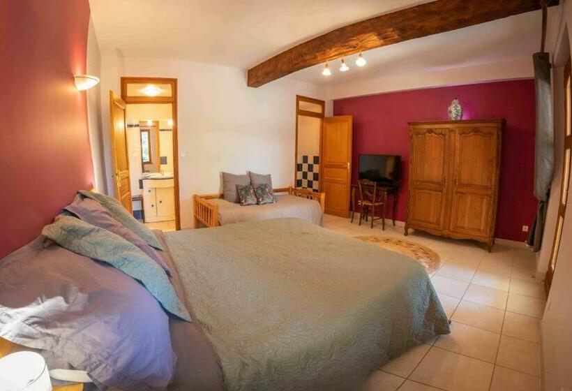 Standard Triple Room with Terrace, ô Domaine Du Roussillon