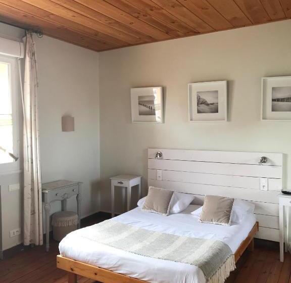 Номер Стандарт Трехместный, Hôtel De La Tour