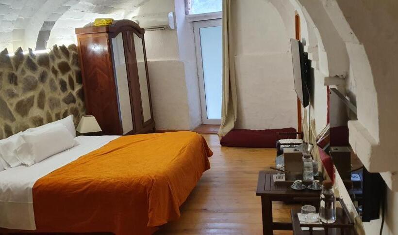 Standard Triple Room with Terrace, B&b Mas Torrencito Pet Friendly