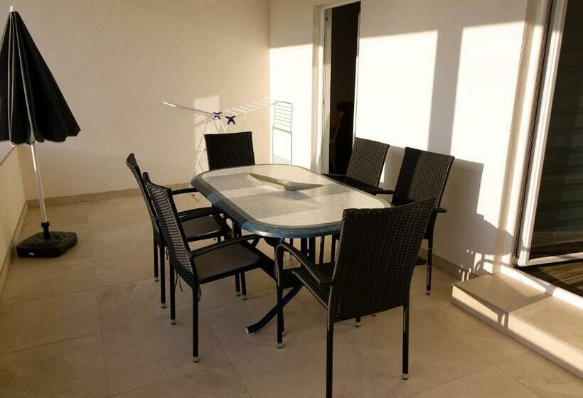 آپارتمان 2 خوابه, Adla Apartmani