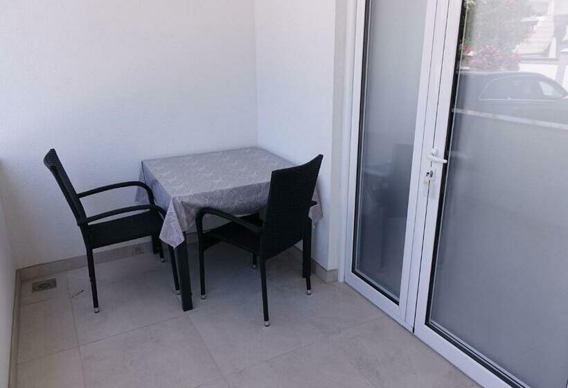 اتاق استاندارد سه تخته با بالکن, Adla Apartmani