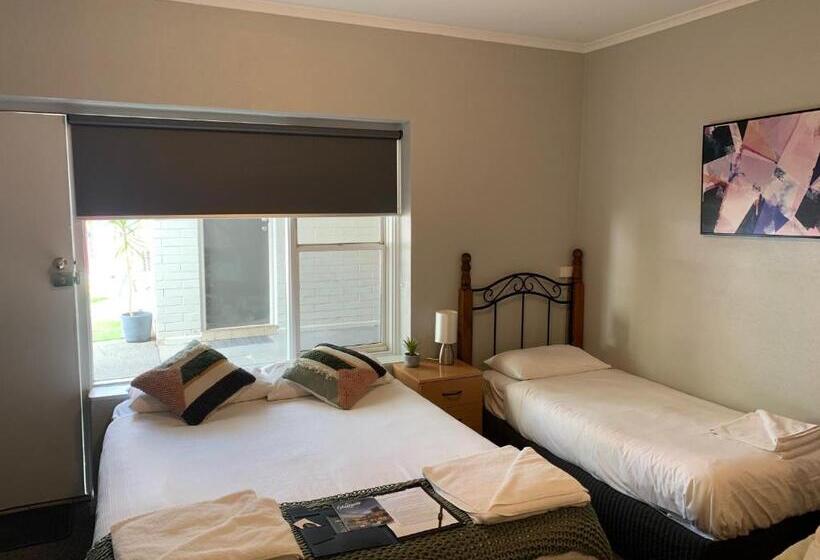 스탠다드 스튜디오, Hello Adelaide Motel And Apartments