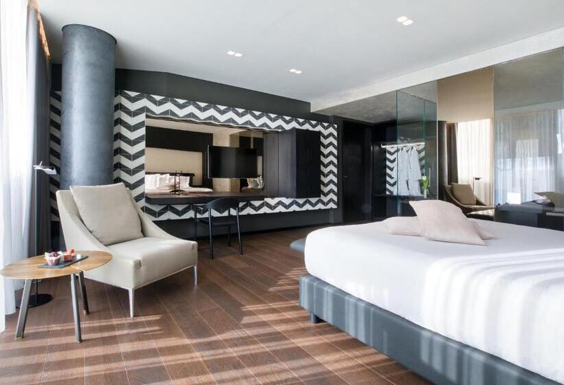 수피리어 룸 도시 전망, Maritim Hotel Plaza Tirana