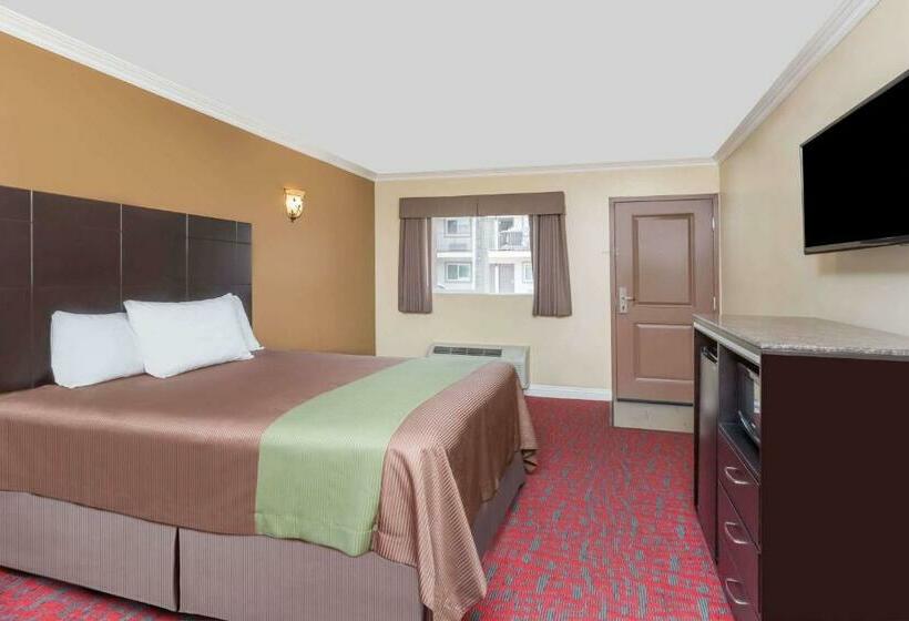 Стандартный Номер Кровать Кинг, Travelodge Inn & Suites By Wyndham Bell Los Angeles Area