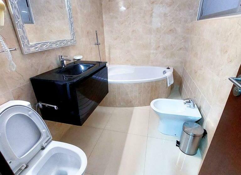 استودیوی لوکس, Embaixador