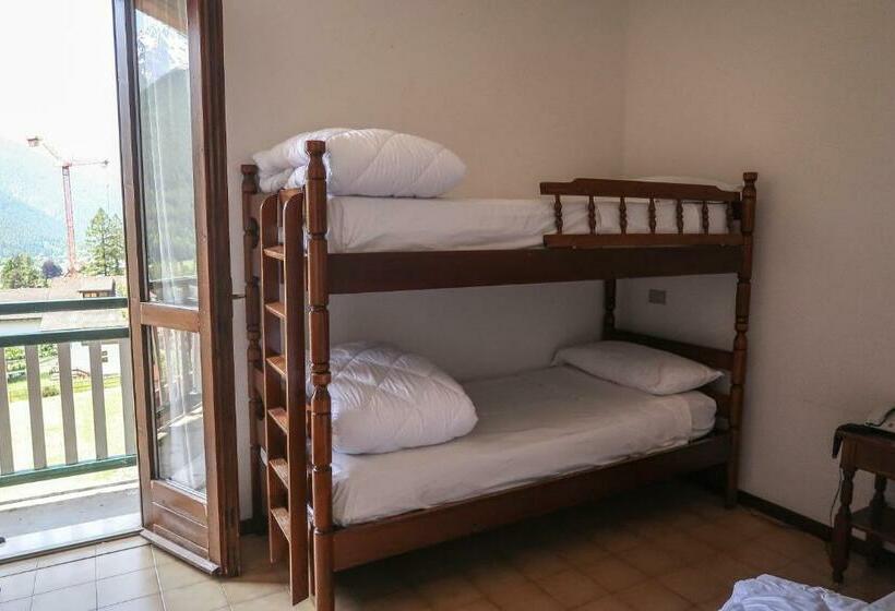 Quarto Quadruple Standart com Varanda, Villa Luzzago