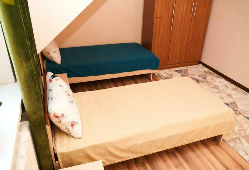 تختخواب در اتاق مشترک, Nomad Hostel