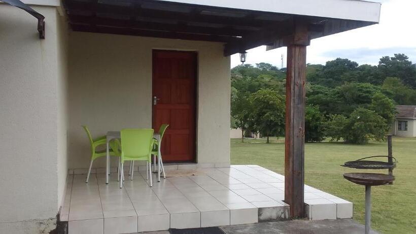اتاق استاندارد سه نفره, Sand River Cottages