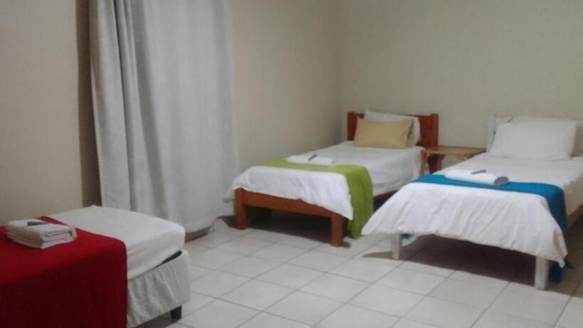 اتاق استاندارد سه نفره, Sand River Cottages